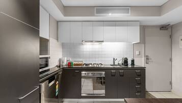 冷蔵庫、電子レンジ、オーブン、コンロ