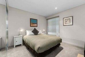2 bedrooms, desk, iron/ironing board, WiFi