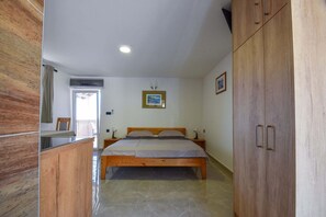 Free WiFi - Apartments Jaklin - Studio Apartment with Balcony and Sea View (Rab)