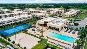 Un hôtel comprenant plusieurs bâtiments, une piscine et un court de tennis.