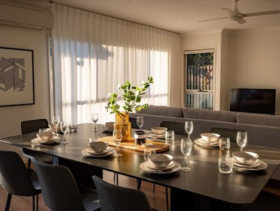 Elegant 5BR Family Home Modern Comfort @ Rochedale