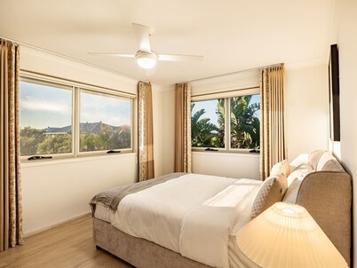 Elegant 5BR Family Home Modern Comfort @ Rochedale