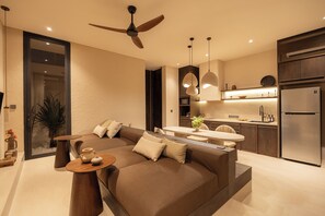 Villa Deluxe, balcón, vista a la alberca | Área de sala de estar | Smart TV de 32 pulgadas con canales digitales