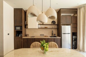 Villa Deluxe, balcón, vista a la alberca | Cocina privada | Cafetera y tetera, tostadora y isla de cocina