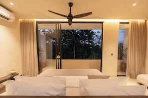 Villa Deluxe, balcón, vista a la alberca | Área de sala de estar | Smart TV de 32 pulgadas con canales digitales