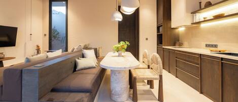 Villa Deluxe, balcon, vue sur la piscine | Cuisine privée | CafetiÚre-théiÚre, grille-pain, ßlot de cuisine