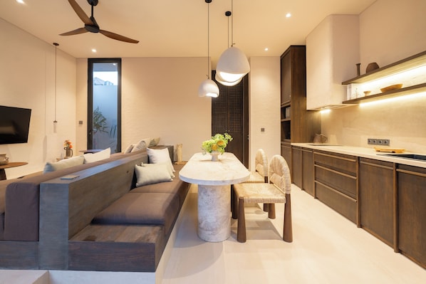 Villa Deluxe, balcón, vista a la alberca | Cocina privada | Cafetera y tetera, tostadora y isla de cocina