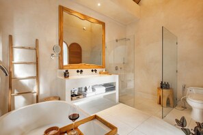 Douche, sèche-cheveux, serviettes fournies, savon