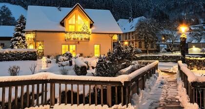 Apartment „Doppelzimmer 1 – mit Dusche und WC“, Bergblick, Gemeinschaftsterrasse & WLAN