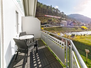 Outdoor dining - Apartment 'Doppelzimmer 2 - Mit Dusche Und Wc' with Mountain View, Shared Terrace and Wi-Fi (Hornberg)