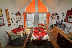 Dining - Apartment 'Doppelzimmer 2 - Mit Dusche Und Wc' with Mountain View, Shared Terrace and Wi-Fi (Hornberg)