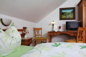 1 bedroom, WiFi, bed sheets - Apartment 'Doppelzimmer 2 - Mit Dusche Und Wc' with Mountain View, Shared Terrace and Wi-Fi (Hornberg)