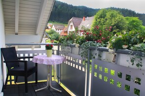 Outdoor dining - Apartment 'Doppelzimmer 3 - Mit Dusche Und Wc' with Mountain View, Shared Terrace and Wi-Fi (Hornberg)