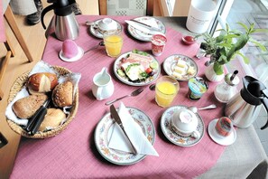 Dining - Double Room 9 – Shower, WC, Mountain View, Balcony, Shared Terrace, Wi-Fi (Hornberg)
