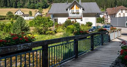 Doppelzimmer 9 – mit Dusche und WC, Bergblick, Balkon, Gemeinschaftsterrasse, WLAN