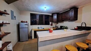 Refrigerador, cafetera y tetera y utensilios de cocina