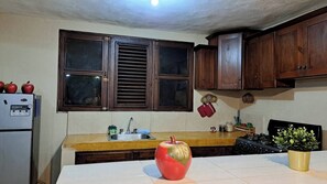 ثلاجة، ماكينة لصنع القهوة/الشاي، مستلزمات طهي/أطباق/أوعية