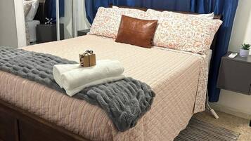 3 habitaciones, tabla de planchar con plancha, internet y ropa de cama