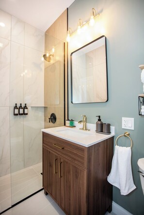 Dusche, Haartrockner, Bidet, Handtücher