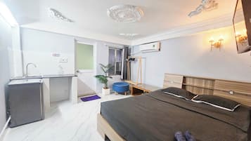 Deluxe Studio, City View | Desk, free WiFi