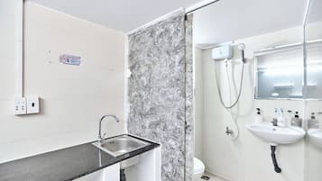 Shower, free toiletries, hair dryer, towels
