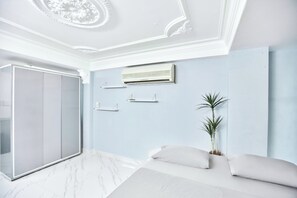 Deluxe Studio, City View | Desk, free WiFi - H2T Hotel - Center Bui Vien (Ho Chi Minh)