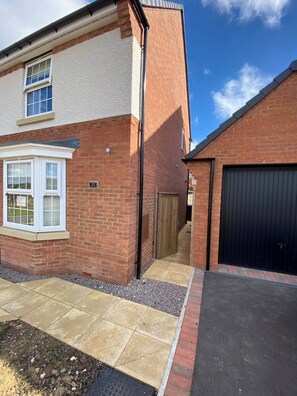 Exterior - Comfortable 5 - Guest Abode - In Quiet Village (Grantham)