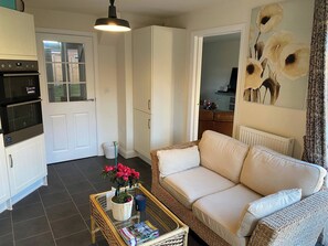 Books - Comfortable 5 - Guest Abode - In Quiet Village (Grantham)