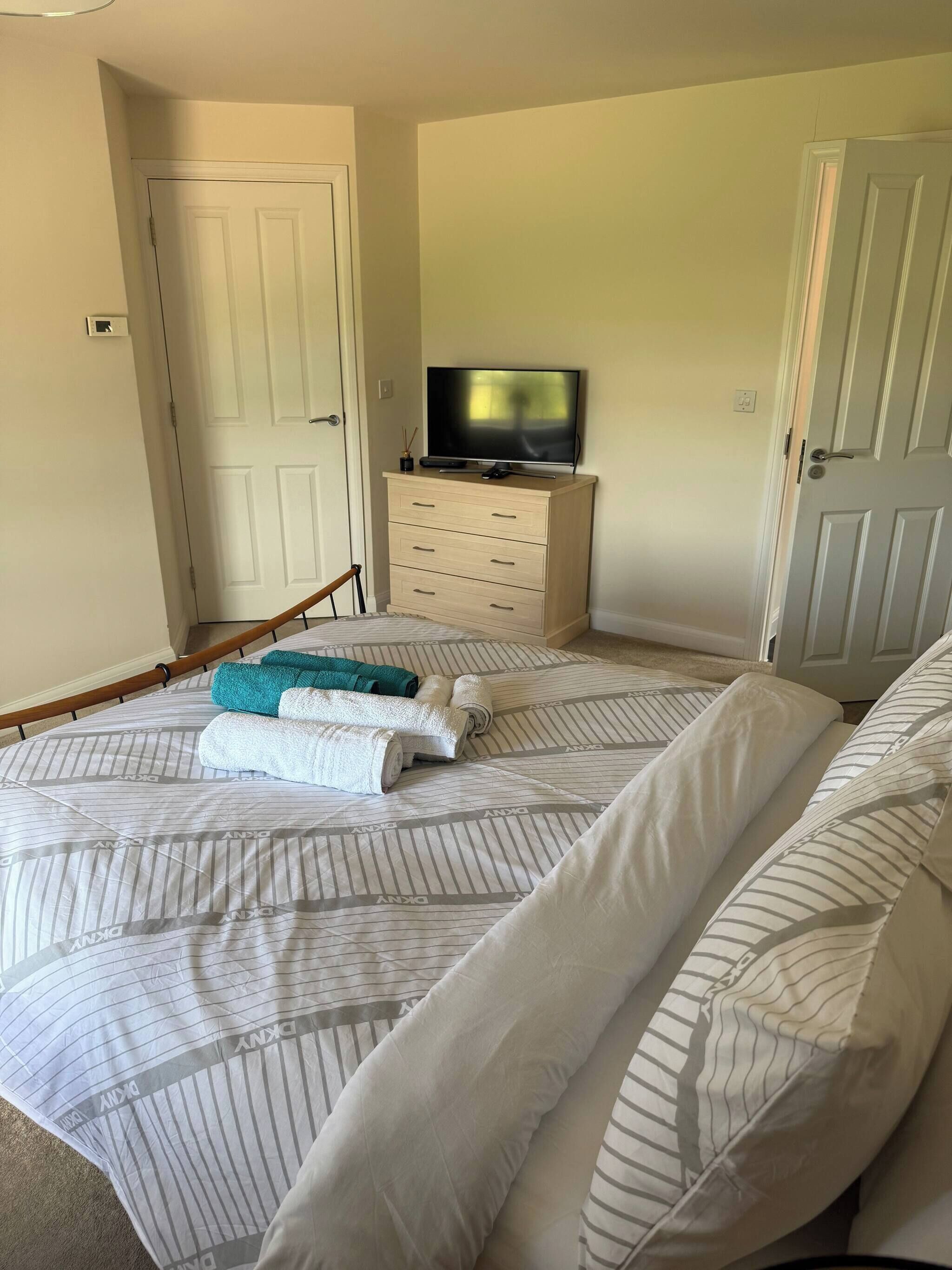 3 室のベッドルーム、アイロン / アイロン台、インターネット、ベッドシーツ