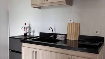 Een koelkast, een magnetron, een kookplaat