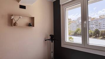 4 habitaciones, tabla de planchar con plancha y acceso a internet