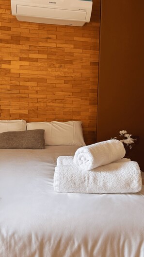 4 bedrooms, iron/ironing board, internet, bed sheets