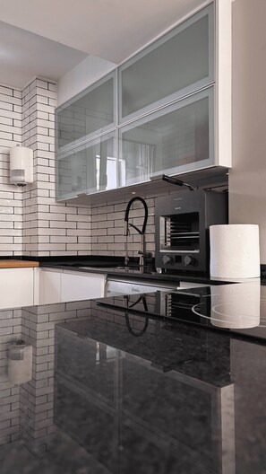 Kjøleskap, mikrobølgeovn, ovn og kokeplater