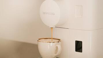 Une machine à café Nespresso verse du café dans une tasse.