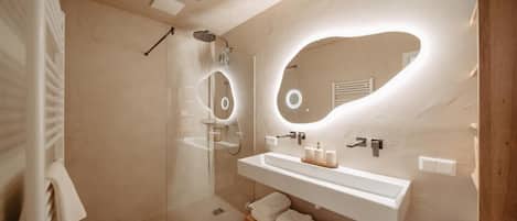 シャワー、ヘアドライヤー、タオル、トイレットペーパー
