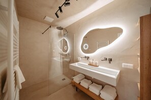 Regadera, secadora de cabello, toallas, papel de baño 