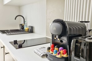 Kühlschrank, Mikrowelle, Ofen, Herdplatte