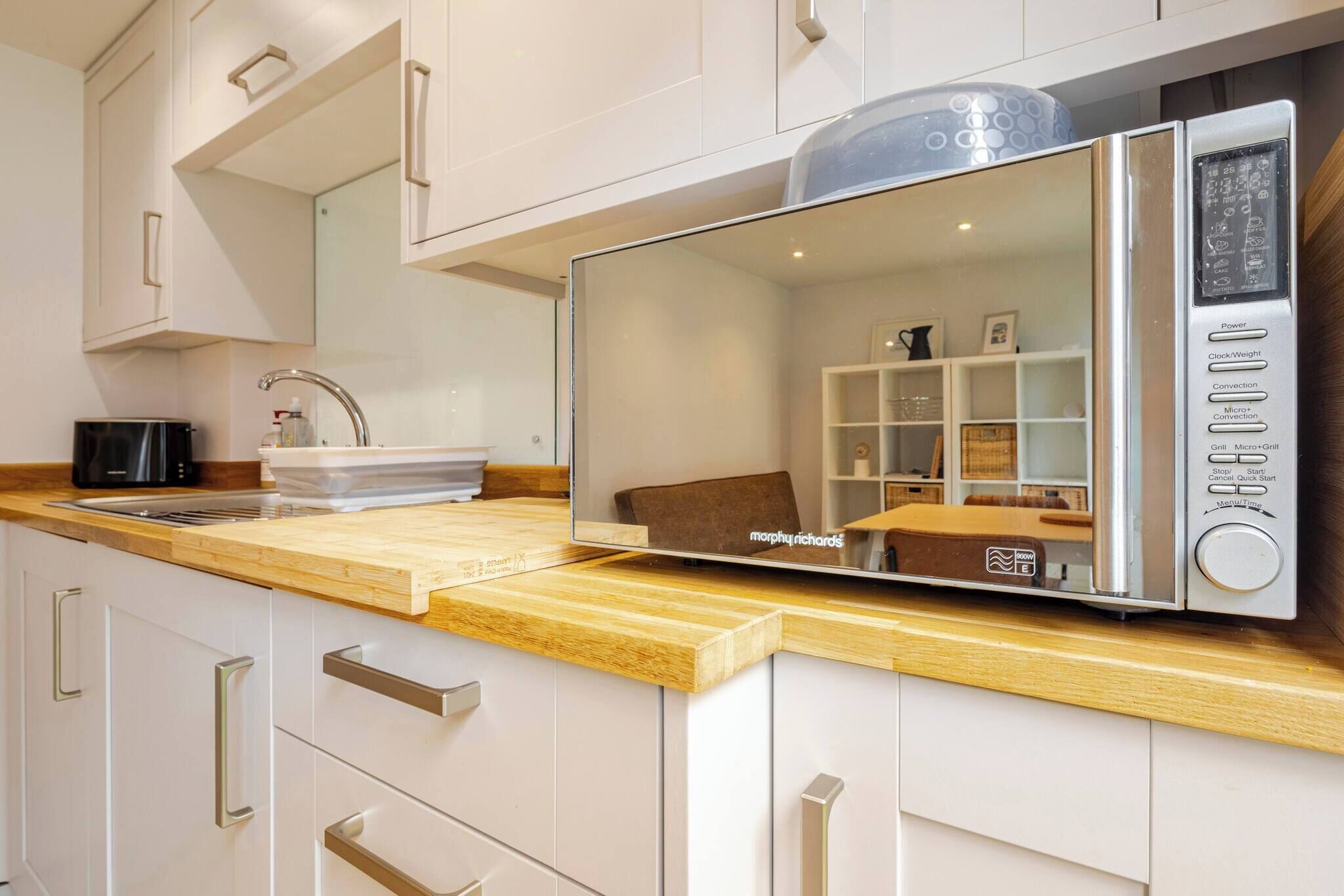 Frigorífico, microondas, cafetera o tetera y utensilios de cocina