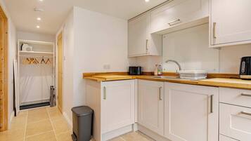 Kühlschrank, Mikrowelle, Wasserkocher mit Kaffee-/Teezubehör