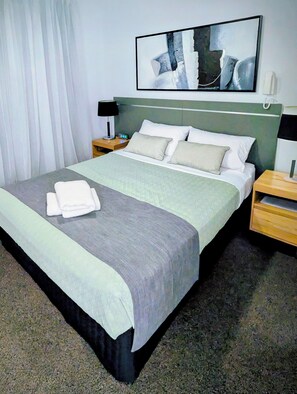 1 dormitorio, tabla de planchar con plancha, Internet y ropa de cama