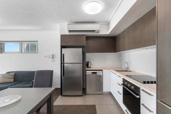 ثلاجة، ميكروويف، فرن، موقد طهي مسطح