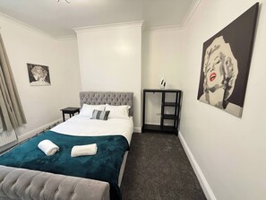 1 bedroom, iron/ironing board, Internet, bed sheets - The One Bed Hideaway (Croydon)