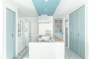 LM-103 A Charming French shabby-chic retreat, Non Smoking | Private kitchen | Full-sized fridge, microwave, oven, stovetop