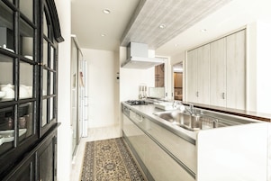 Refrigerador con freezer, microondas, horno, placa de cocina