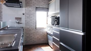 Quarto, para não fumantes (LM-605 Equipped with Monitor Displays) | Cozinha privada | Geladeira grande, micro-ondas, fogão, cooktop