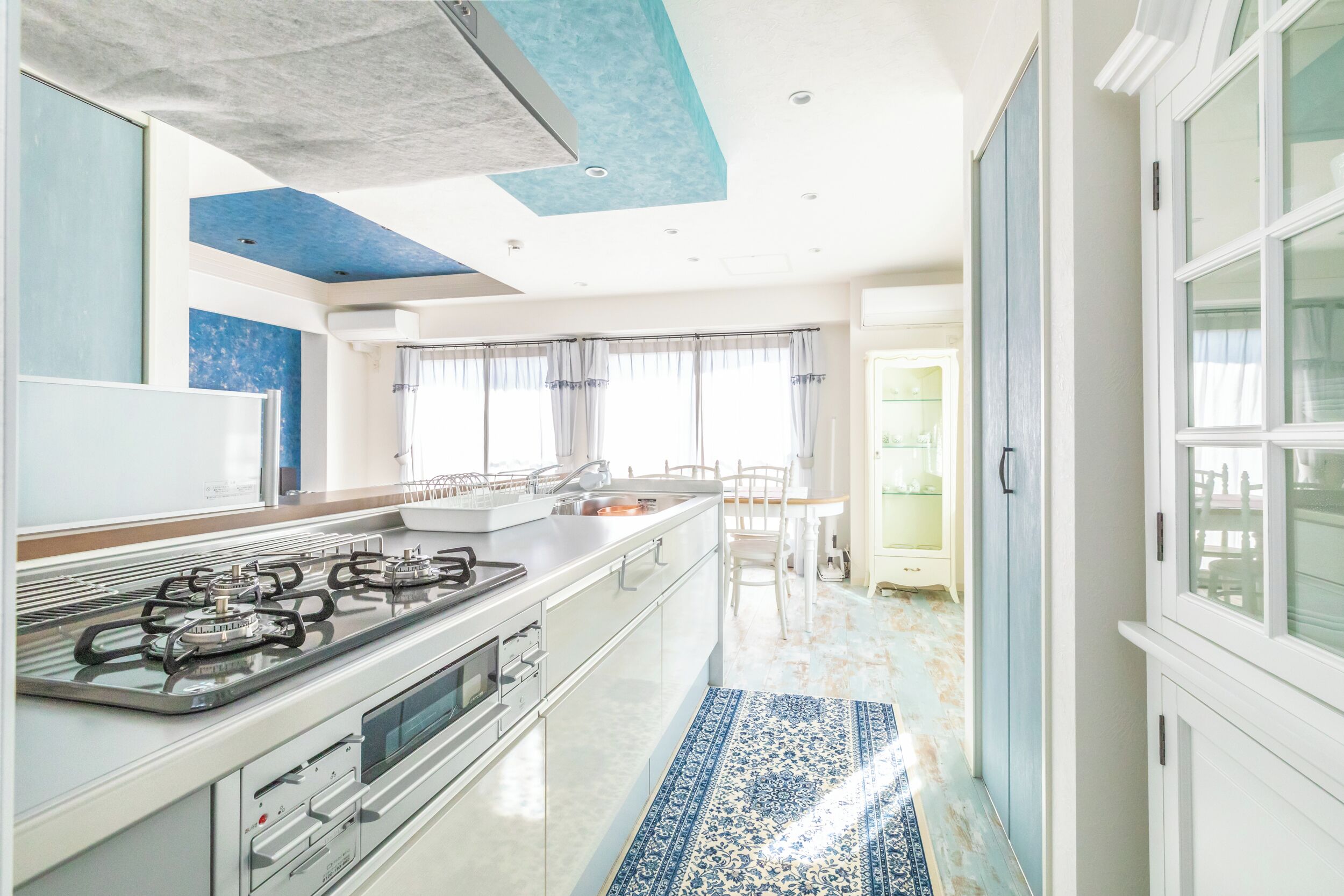 Kamar, Bebas Asap Rokok (LM-103 Charming French shabby retreat) | Dapur pribadi | Lemari es besar, microwave, oven, dan kompor