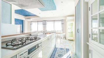 Quarto, para não fumantes (LM-103 Charming French shabby retreat) | Cozinha privada | Geladeira grande, micro-ondas, fogão, cooktop