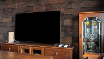 ๋ฃธ, ๊ธ์ฐ (LM-605 Equipped with Monitor Displays) | ๊ฐ์ค ๋ด ์์ฌ ๊ณต๊ฐ