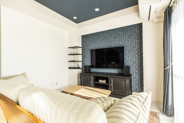 Rom, ikke-røyk (LM-101 Serene monotone modern space) | Spiseområde på rommet