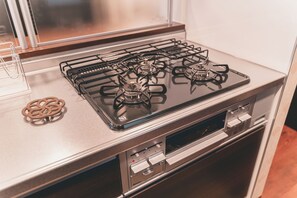 Kamer, niet-roken (LM-301 Dreamy Taisho Roman Nostalgia) | Privékeuken | Een koelkast/vriezer, een magnetron, een oven, een kookplaat